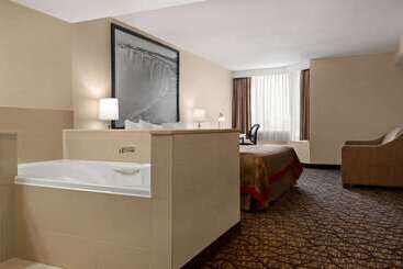 هتل Ramada By Wyndham Niagara Falls Near The Falls