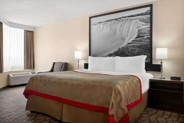 هتل Ramada By Wyndham Niagara Falls Near The Falls