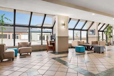 هتل Ramada By Wyndham Niagara Falls Near The Falls