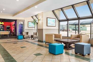 هتل Ramada By Wyndham Niagara Falls Near The Falls