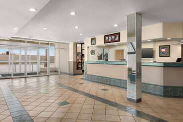 هتل Ramada By Wyndham Niagara Falls Near The Falls