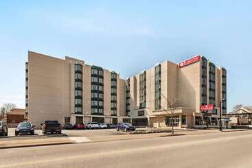 هتل Ramada By Wyndham Niagara Falls Near The Falls