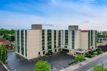 هتل Ramada By Wyndham Niagara Falls Near The Falls
