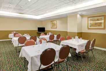 هتل Ramada By Wyndham Niagara Falls Near The Falls