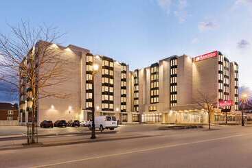 هتل Ramada By Wyndham Niagara Falls Near The Falls