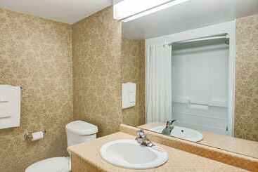 هتل Ramada By Wyndham Niagara Falls Near The Falls