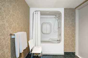 هتل Ramada By Wyndham Niagara Falls Near The Falls