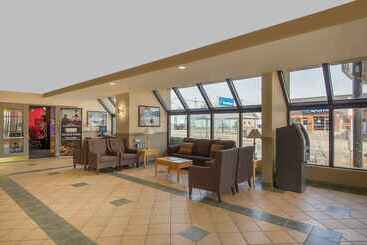 هتل Ramada By Wyndham Niagara Falls Near The Falls