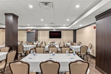 هتل Ramada By Wyndham Niagara Falls Near The Falls