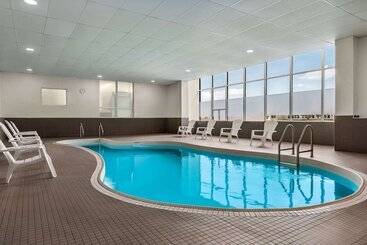 هتل Ramada By Wyndham Niagara Falls Near The Falls