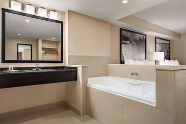 هتل Ramada By Wyndham Niagara Falls Near The Falls