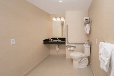 هتل Ramada By Wyndham Niagara Falls Near The Falls