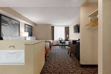 هتل Ramada By Wyndham Niagara Falls Near The Falls