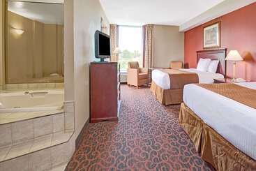 هتل Ramada By Wyndham Niagara Falls/fallsview
