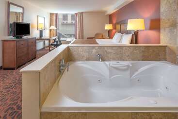 هتل Ramada By Wyndham Niagara Falls/fallsview