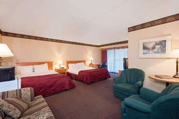 Отель Ramada By Wyndham Pinewood Park Resort North Bay