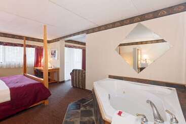 هتل Ramada By Wyndham Pinewood Park Resort North Bay
