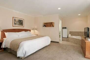 هتل Travelodge By Wyndham Kamloops