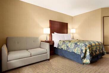 هتل Travelodge By Wyndham Oshawa Whitby