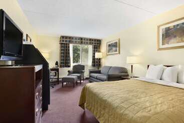 هتل Travelodge By Wyndham Ottawa East