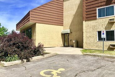 هتل Travelodge By Wyndham Ottawa East