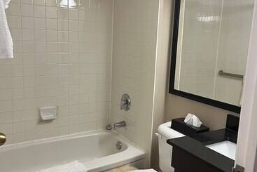 هتل Travelodge By Wyndham Ottawa East