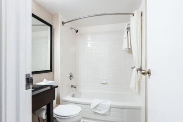 هتل Travelodge By Wyndham Ottawa East