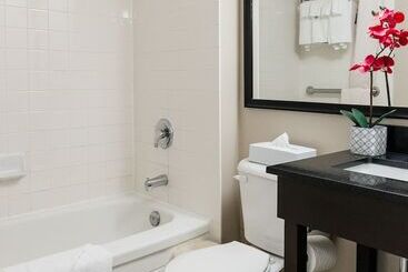 هتل Travelodge By Wyndham Ottawa East