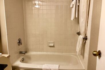هتل Travelodge By Wyndham Ottawa East