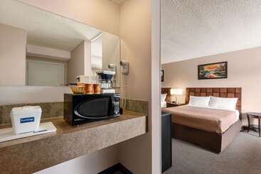 هتل Travelodge By Wyndham Swift Current