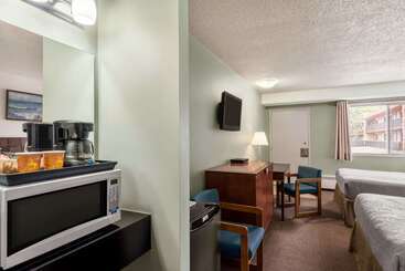 هتل Travelodge By Wyndham Swift Current