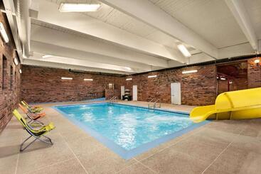 هتل Travelodge By Wyndham Swift Current