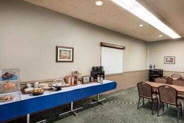 هتل Travelodge By Wyndham Swift Current