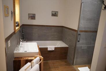 Hotel Carltoneurope Vintage Adults