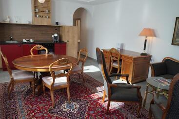 Hotel Carltoneurope Vintage Adults