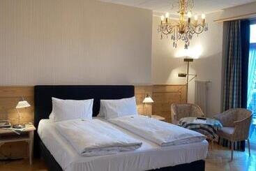 Hotel Carltoneurope Vintage Adults
