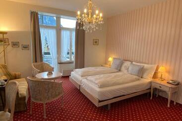 Hotel Carltoneurope Vintage Adults