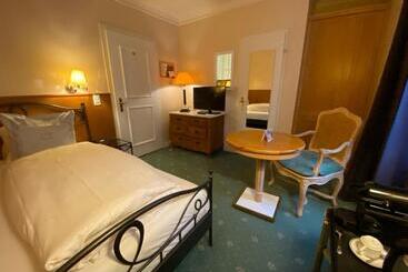 Hotel Carltoneurope Vintage Adults