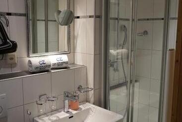 Hotel Carltoneurope Vintage Adults