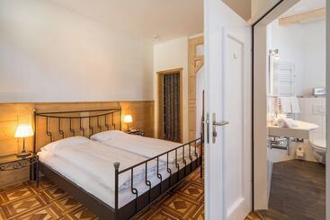 Hotel Carltoneurope Vintage Adults
