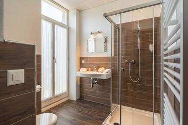 Hotel Carltoneurope Vintage Adults