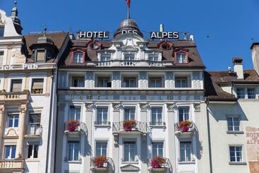 ホテル Des Alpes