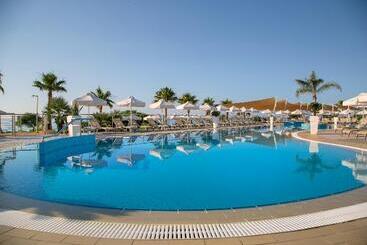 هتل Asterias Beach