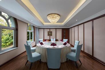 Xiamen C&d Hotel Free Welcome Snacks Oasis Garden