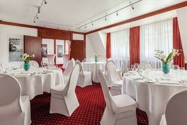 هتل Courtyard By Marriott Hamburg Airport