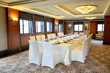 Fairmont Peace Hotel On The Bund