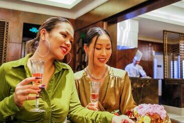 Fairmont Peace Hotel On The Bund