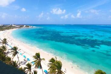 هتل On Vacation Blue Tone