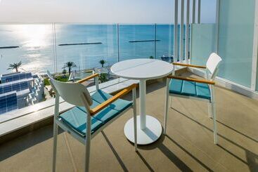 هتل Radisson Beach Resort Larnaca