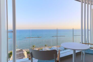 هتل Radisson Beach Resort Larnaca